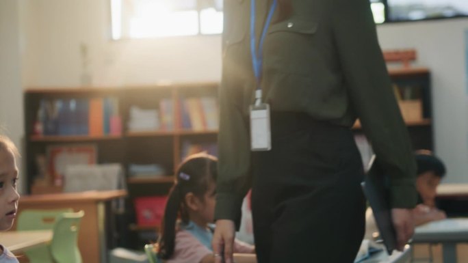 在一所小学的教室里，不同的孩子们在一起快乐地学习。