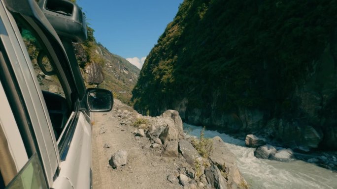 在尼泊尔安纳普尔纳赛道的山脊上开车