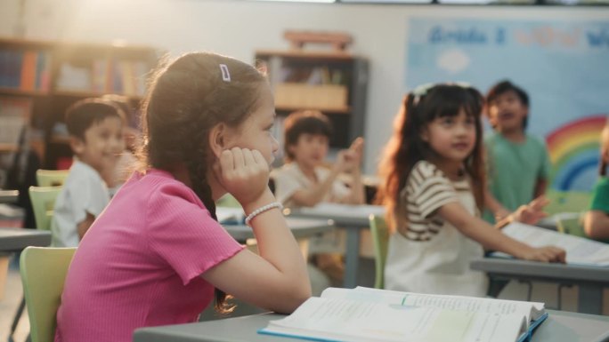 一个小女孩坐在教室里，思考着如何回答考试中的问题。