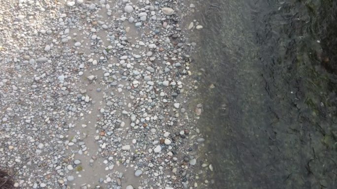 和谐之水:无人机在秋天欣赏奇利瓦克河的韵律美