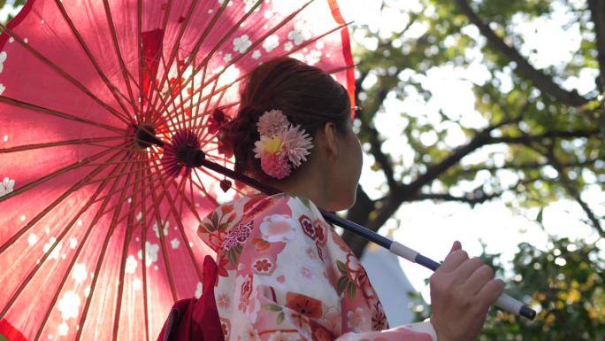 穿着日本传统和服的亚洲妇女走在老城区