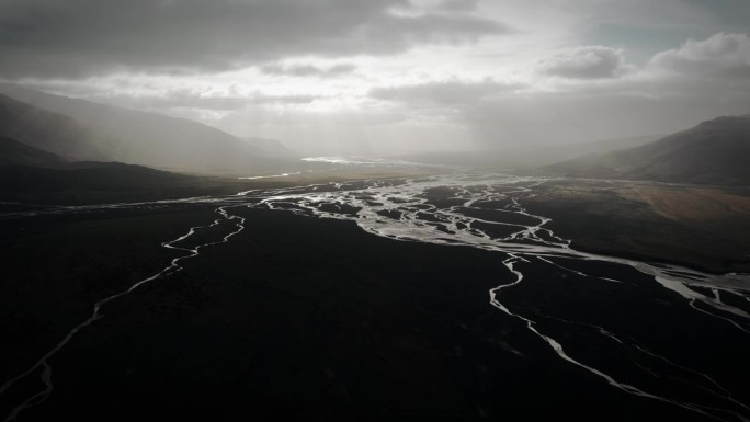 史诗般的空中托尔山谷，冰川河流经黑色火山泛滥平原，thorsmörk冰岛戏剧性的喜怒无常的景观