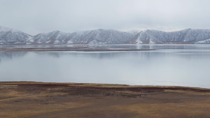 航拍青海果洛州冬格措纳湖风景