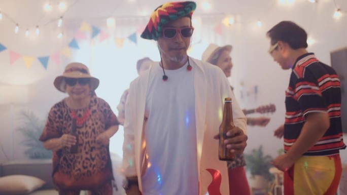 亚洲男人拿着啤酒，伴着他们最喜欢的歌曲和朋友们在派对室里跳舞。