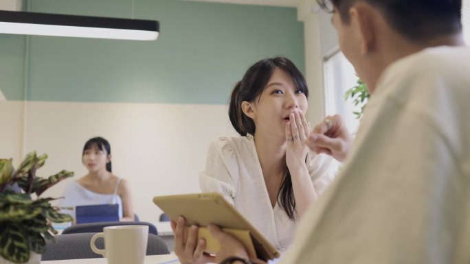 教室里充满了智力的活力，因为学生们积极参与思想交流，提出问题，并提供深思熟虑的回答