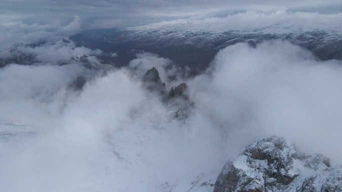 雪山云雾仙境