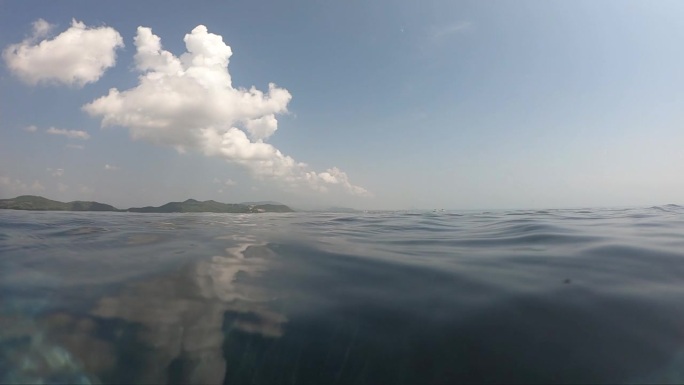 夏季室外游泳池的水波面，天空中有云的运动场景