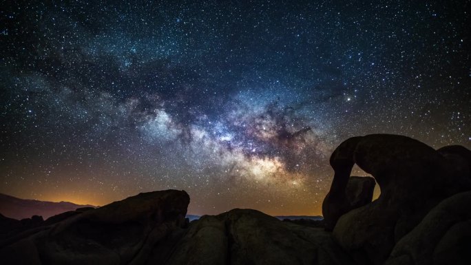 时间流逝:美国加州莫比乌斯拱门上方的银河