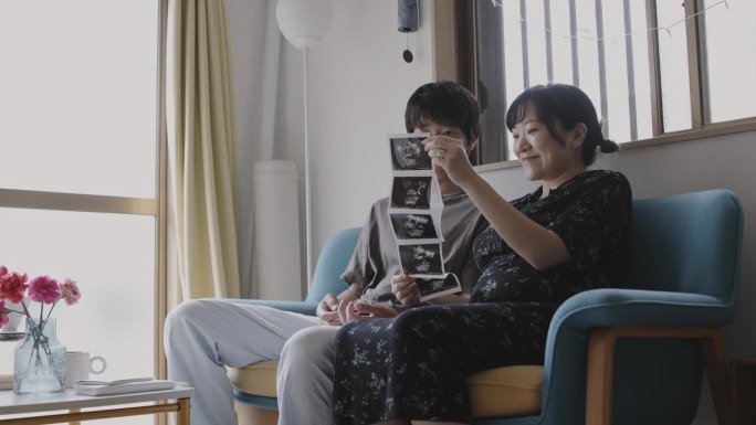 一对日本夫妇在看超声波图片