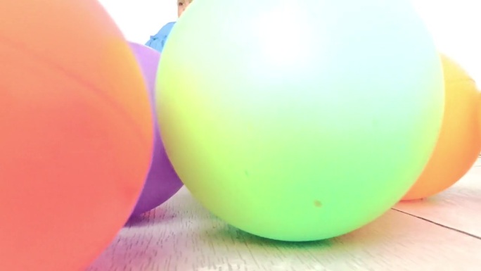 一屋子的球彩色玩具球视频素材