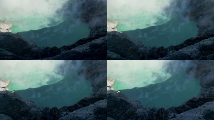 印尼东爪哇岛班朱旺吉，伊真火山蓝色酸湖的俯视图，空气中弥漫着烟雾