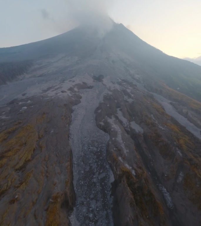 垂直视频。黑色冻结岩熔岩岩浆峡谷脚下火山烟峰