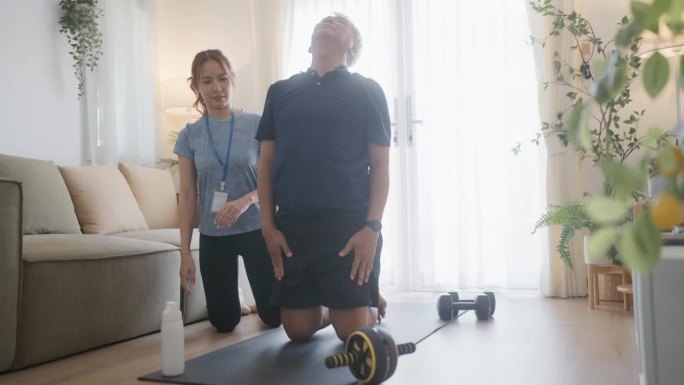 好心的理疗师帮助老人在家锻炼。