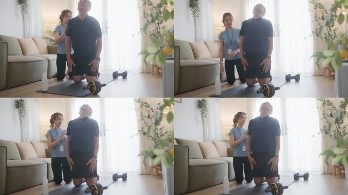 好心的理疗师帮助老人在家锻炼。