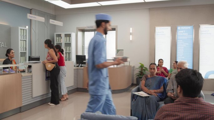 在医院接待厅等候的印度病人建立镜头。当地健康诊所大堂白天活跃，代表着现代先进的医疗服务