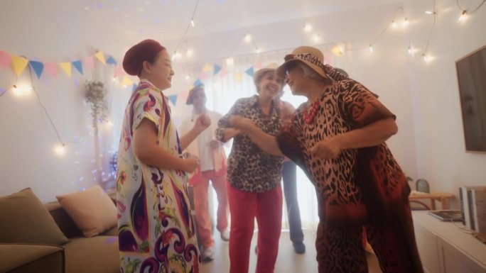 亚洲老年人和朋友们在私人聚会上一起跳舞。