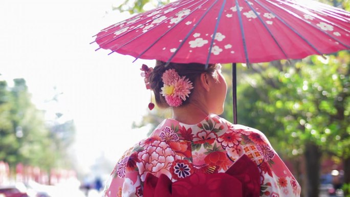 穿着日本传统和服的亚洲妇女走在老城区