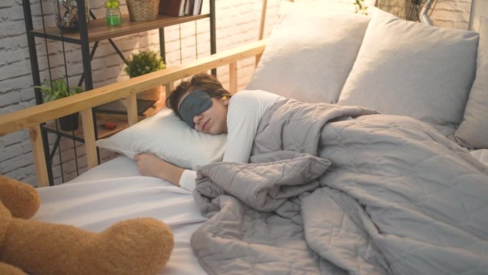 用眼罩和耳塞等工具近距离观察女性深度睡眠