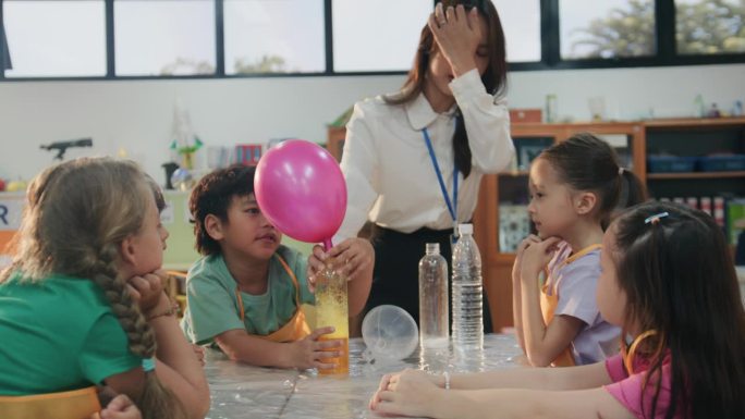 一位快乐的老师在教室里与可爱的小学生讨论化学反应和小苏打。