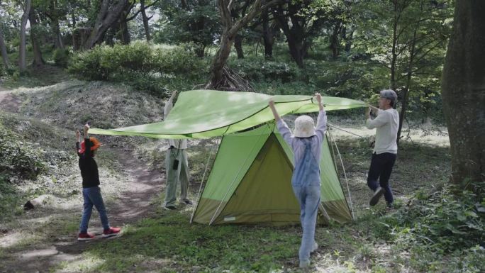 一个日本家庭在露营时搭帐篷