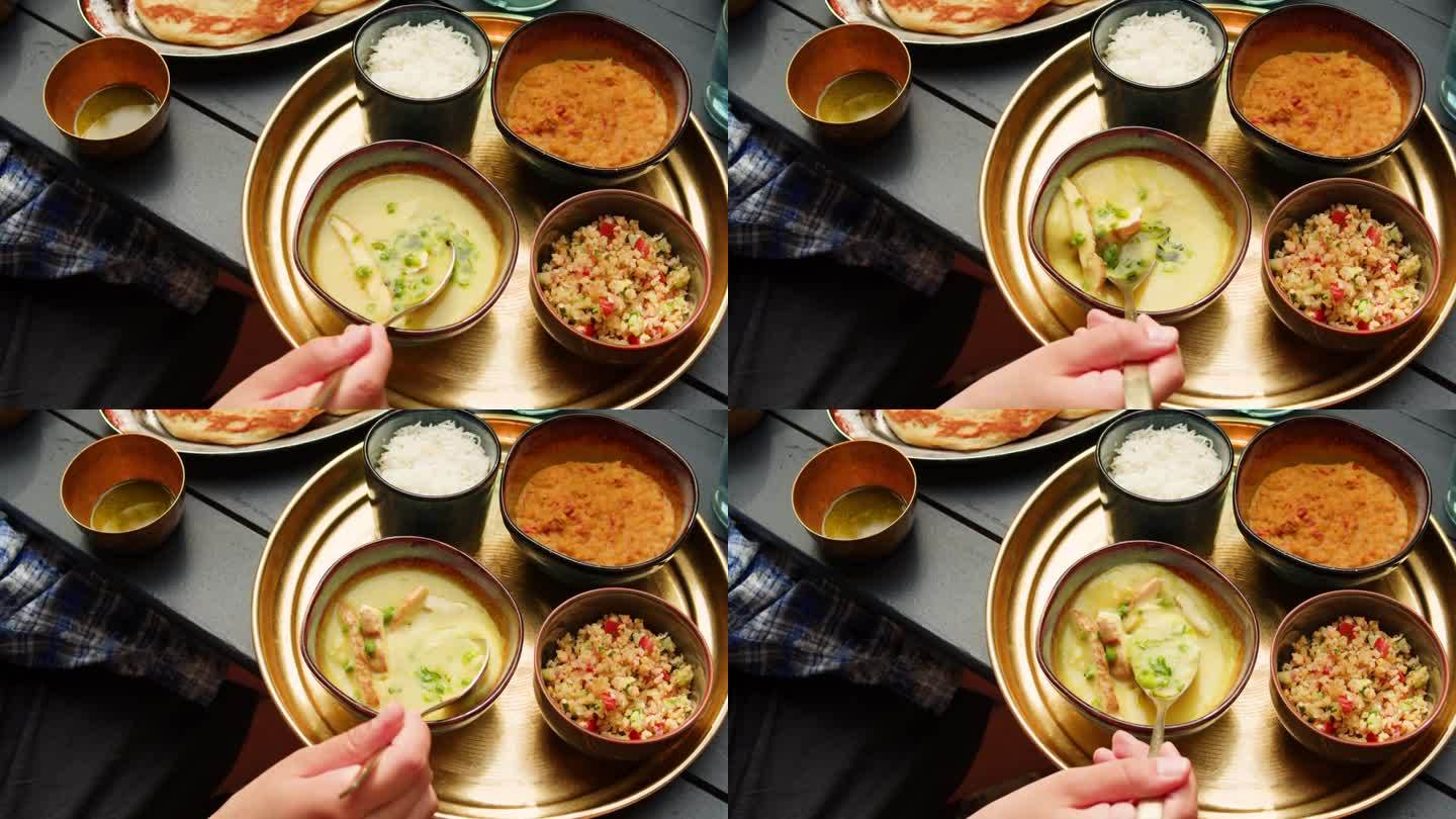 木制背景上的各式印度斯里兰卡食物。菜肴和开胃菜，米饭，扁豆，印度奶酪，沙莫沙，香料，印度沙拉。碗和盘