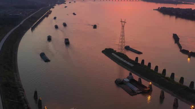 夕阳下的梧州西江船闸