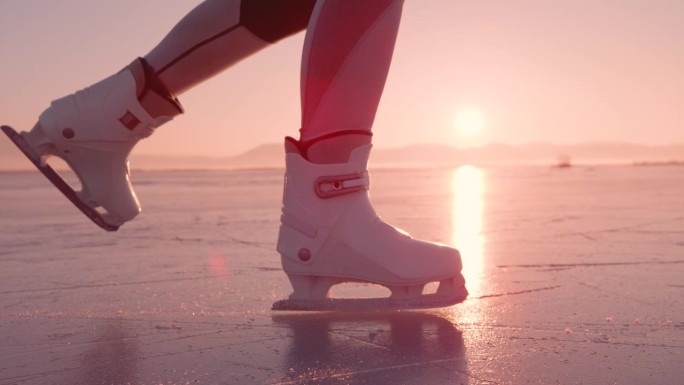超级慢动作，特写，镜头闪光女滑冰在闪闪发光的冰面上