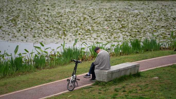 公园里孤独坐着的老人