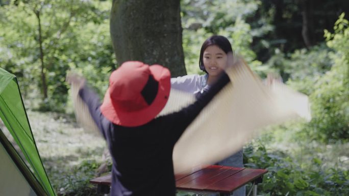 年轻的日本兄弟姐妹在大自然中搭建露营地