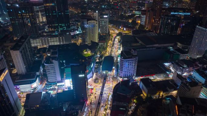 夜晚照亮吉隆坡市中心著名的交通街道十字路口航拍全景4k延时马来西亚