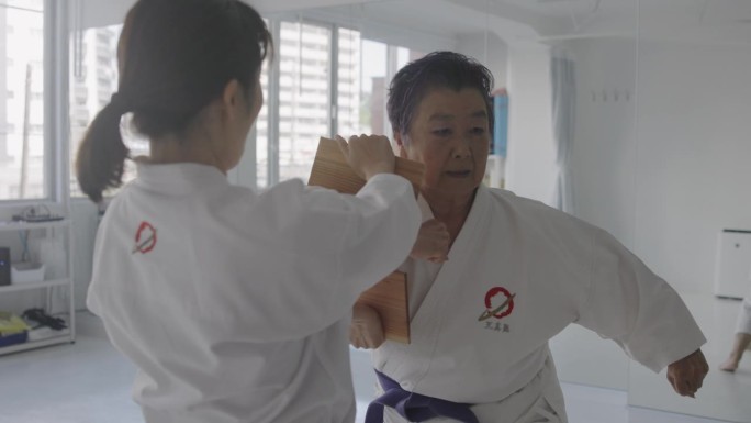 成熟的日本女人在空手道课上挑战自己的极限