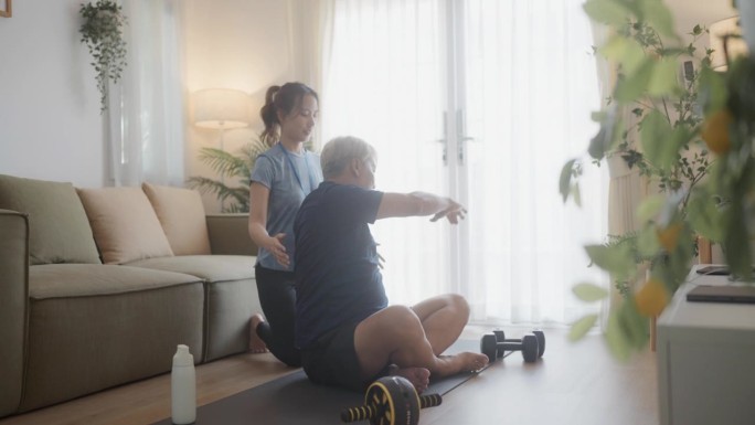 老年老人，瑜伽和在家锻炼同时伸展手臂是健身和健康的退休生活方式。