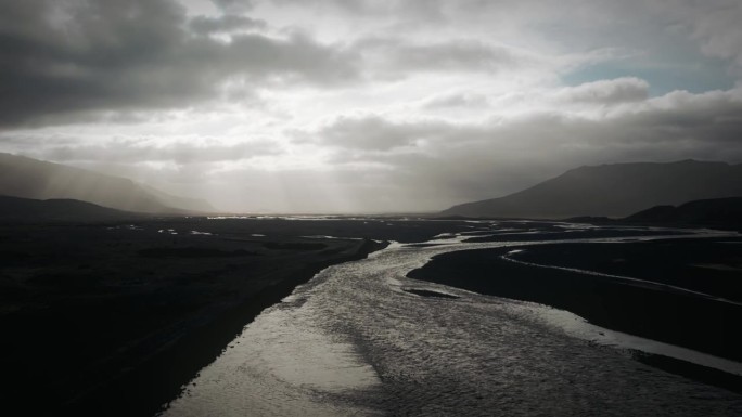 空中托尔山谷，飞越冰川河流流经黑色火山泛滥平原，thorsmörk戏剧性的喜怒无常的景观冰岛