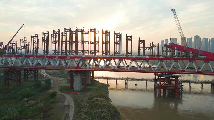 夕阳下的大桥建设