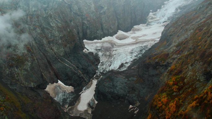 鸟瞰图独特的峡谷与冰川舌，几个世纪以来，古老的冰在岩石上，从空中看