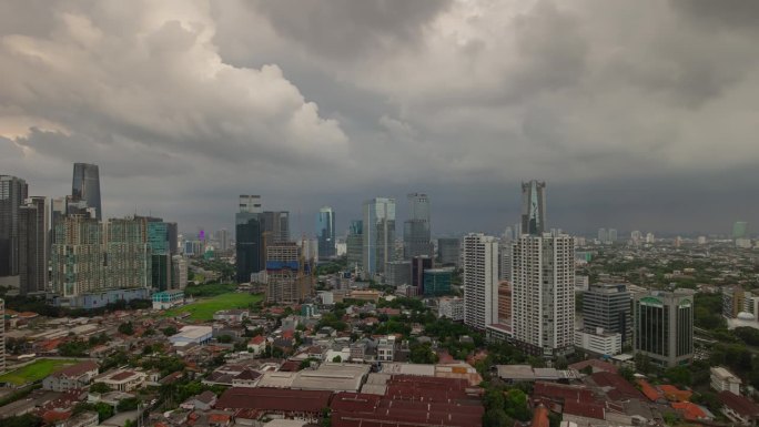 阴雨的天空雅加达市中心私人住宅和办公楼屋顶全景4k延时拍摄印度尼西亚