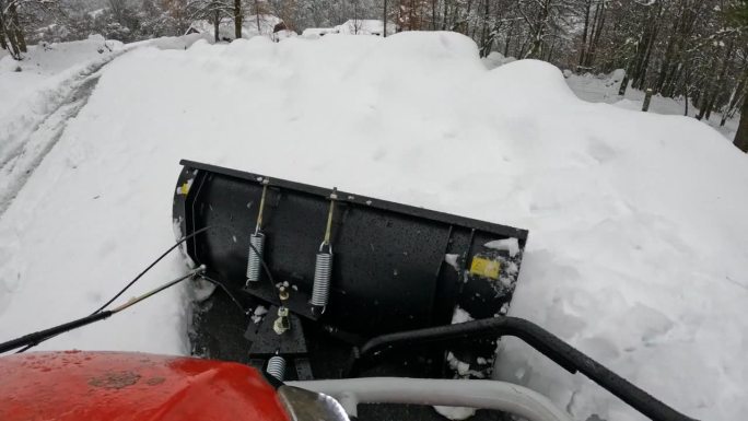 POV:用迷你扫雪机轻松清除道路上的积雪