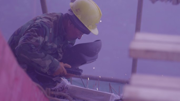 建筑建造焊接电焊工人安全帽辛苦工作劳动