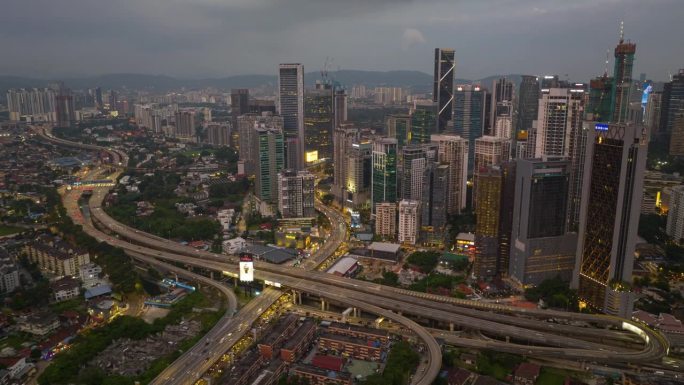 暮光照明吉隆坡城市交通道路交汇处航拍全景4k延时马来西亚