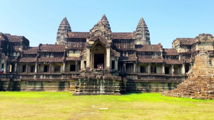 吴哥窟是为纪念毗湿奴神而建的寺庙建筑群，位于柬埔寨北部暹粒省吴哥地区