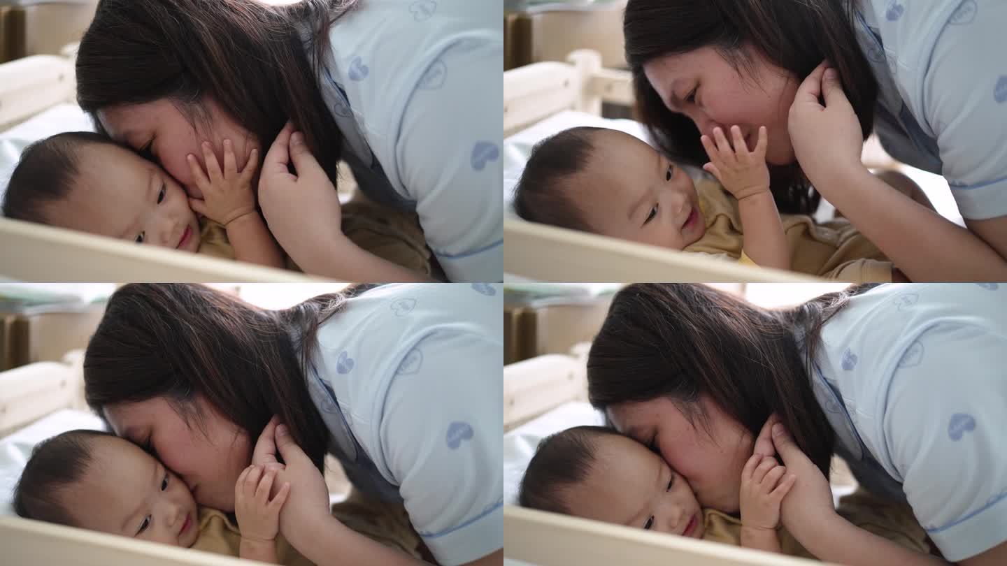 母亲深情地亲吻着儿子