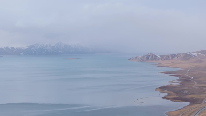 航拍青海果洛州冬格措纳湖风景