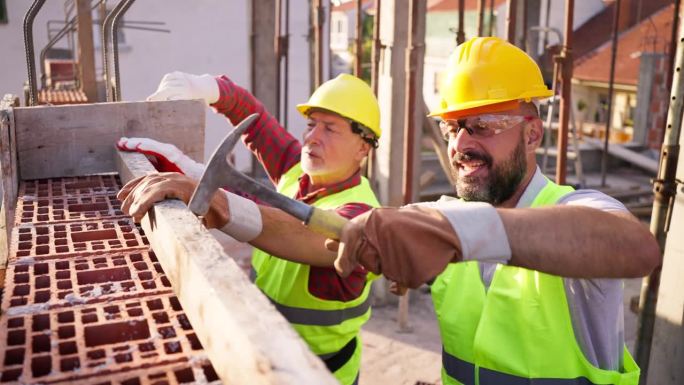 在建筑工地工作的建筑工人