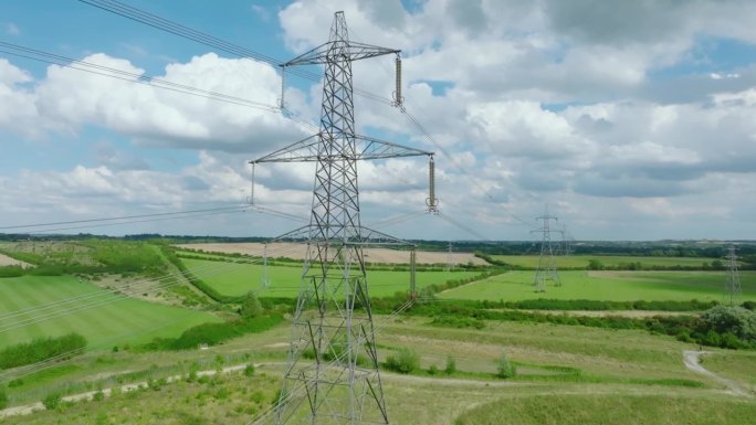 英国郊区的高压电线塔