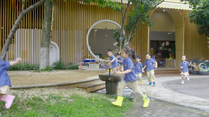 幼儿园孩子奔跑滑滑梯下课课外运动写生