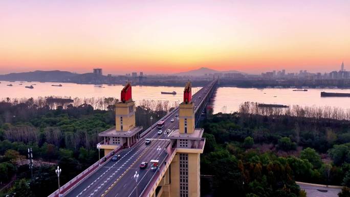 航拍清晨南京长江大桥日出车流铁路紫峰