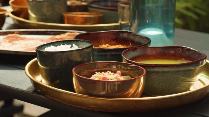 木制背景上的各式印度斯里兰卡食物。菜肴和开胃菜，米饭，扁豆，印度奶酪，沙莫沙，香料，印度沙拉。碗和盘
