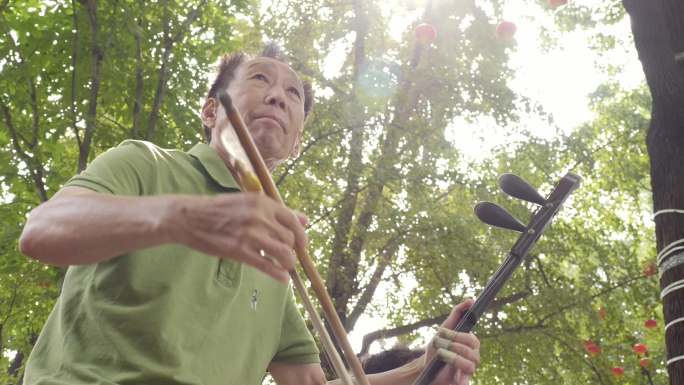 公园老年人唱歌