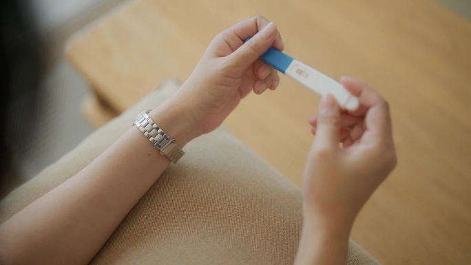 亚洲妇女怀孕测试呈阳性，幸福地开始新生活。