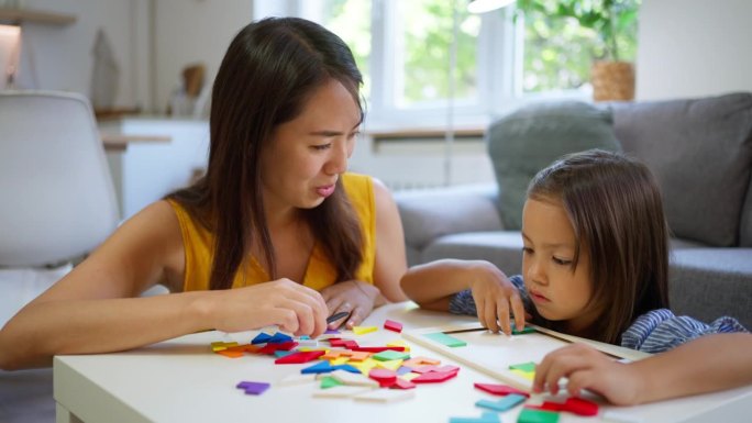 母亲和女儿日本民族玩多色拼图